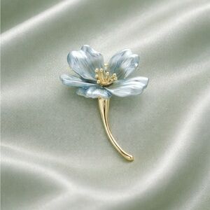 Blue Magnolia Bloom Brooch – Gold Floral Statement Pin
